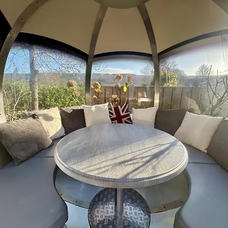 Hedgehogs - Luxury Riverside In * كونيستون