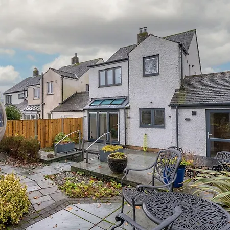 Hedgehogs - Luxury Riverside In * كونيستون